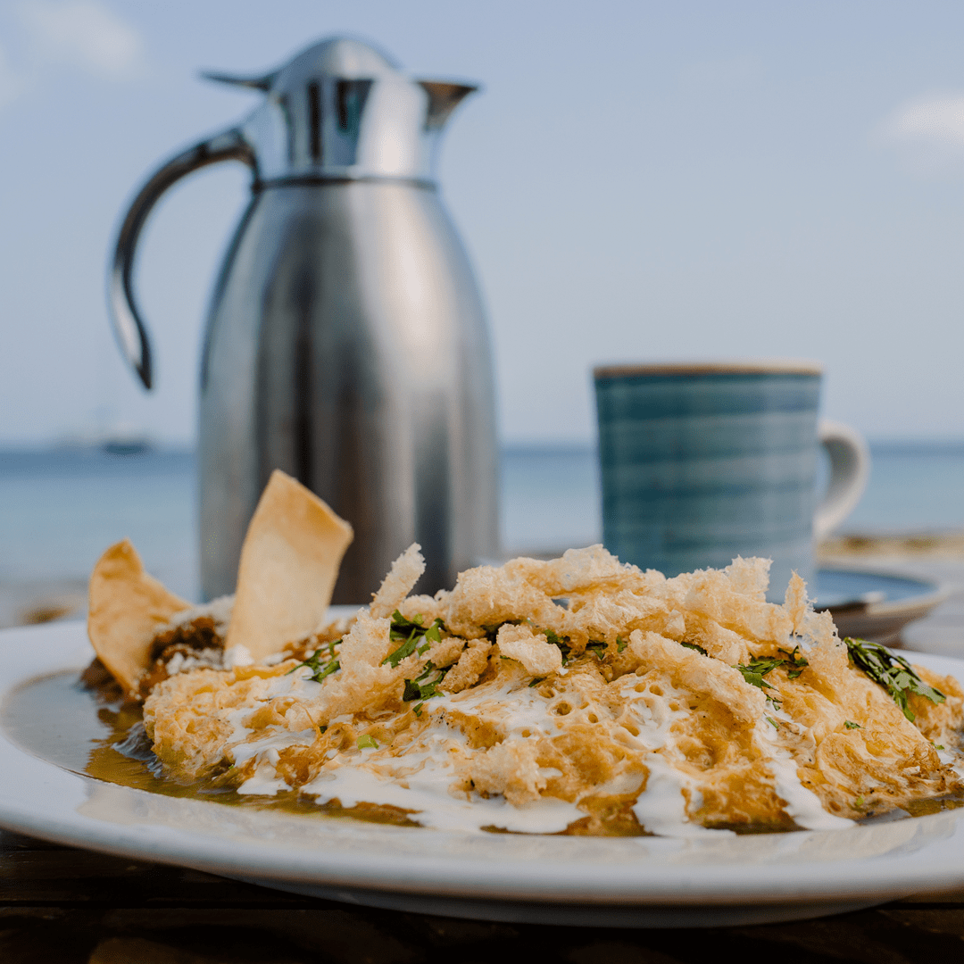 Desayuno con café frente al mar